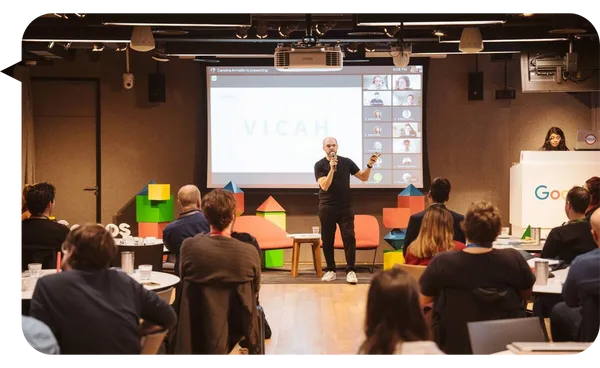 Alejandro Melamed durante una charla en escenario corporativo de Google.