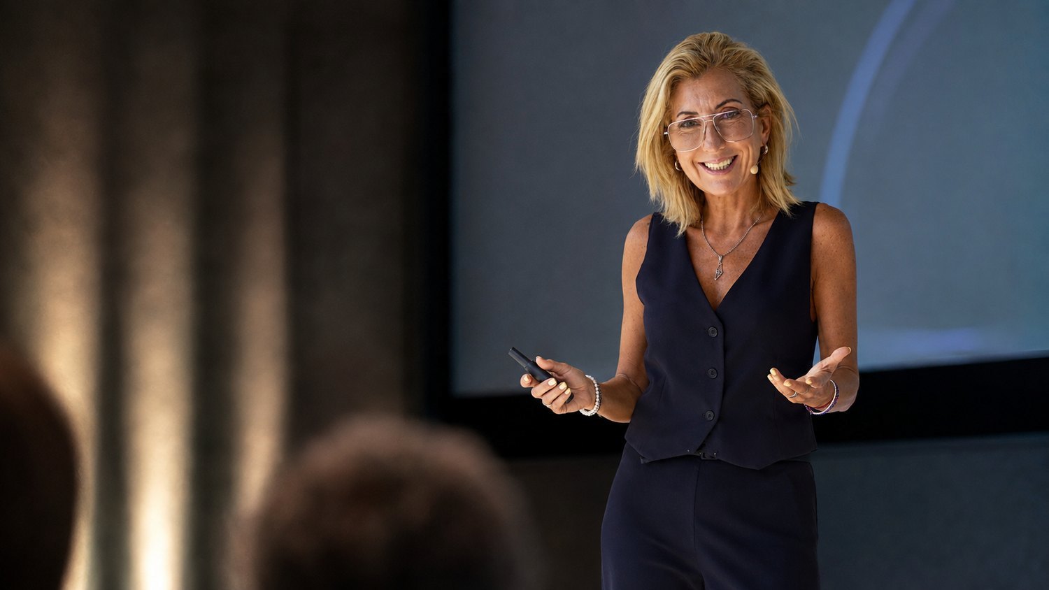 Débora Wolosky durante una conferencia ante una audiencia