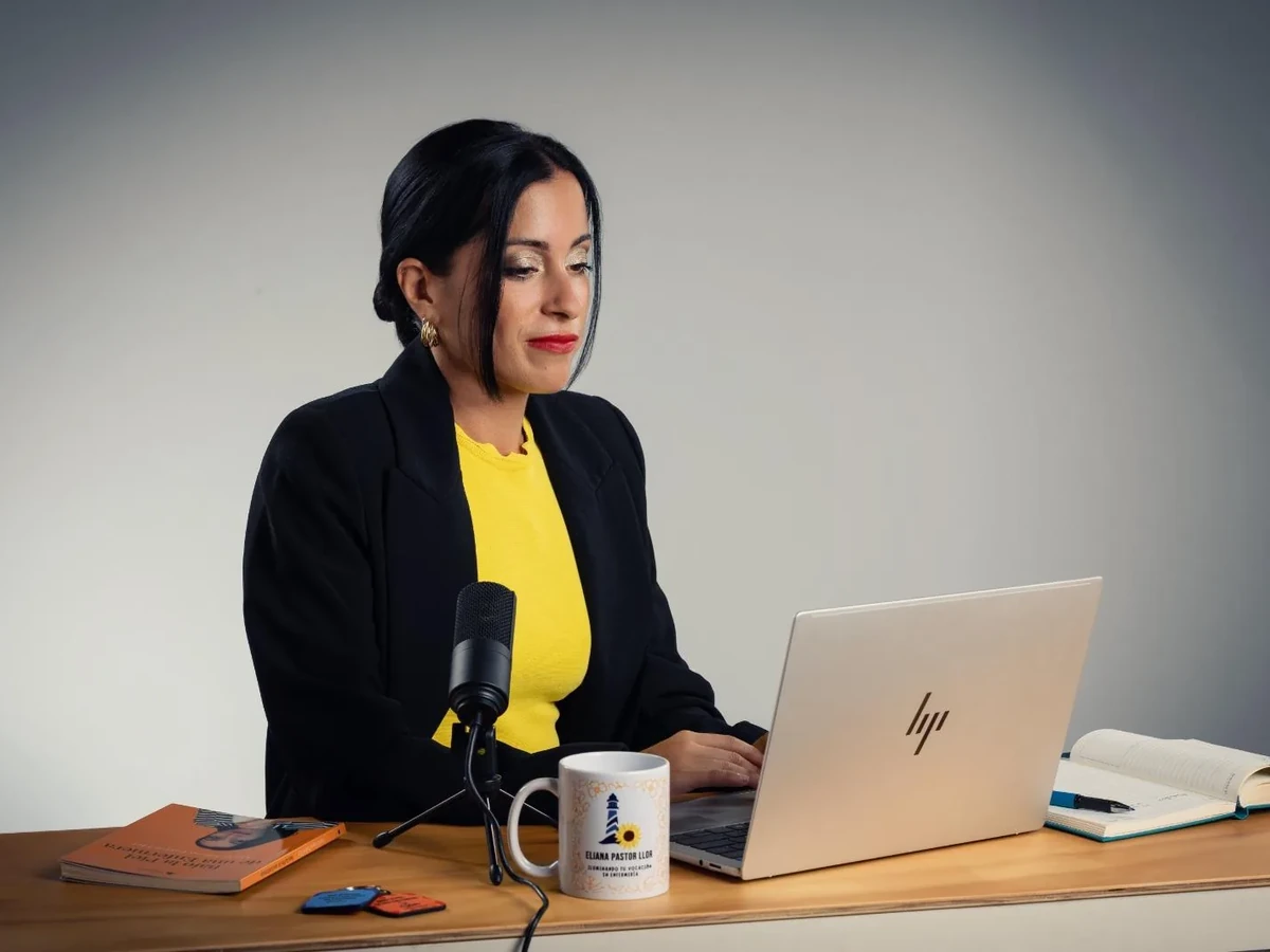 Eliana Pastor Llor en su espacio de trabajo junto a su libro y un micrófono