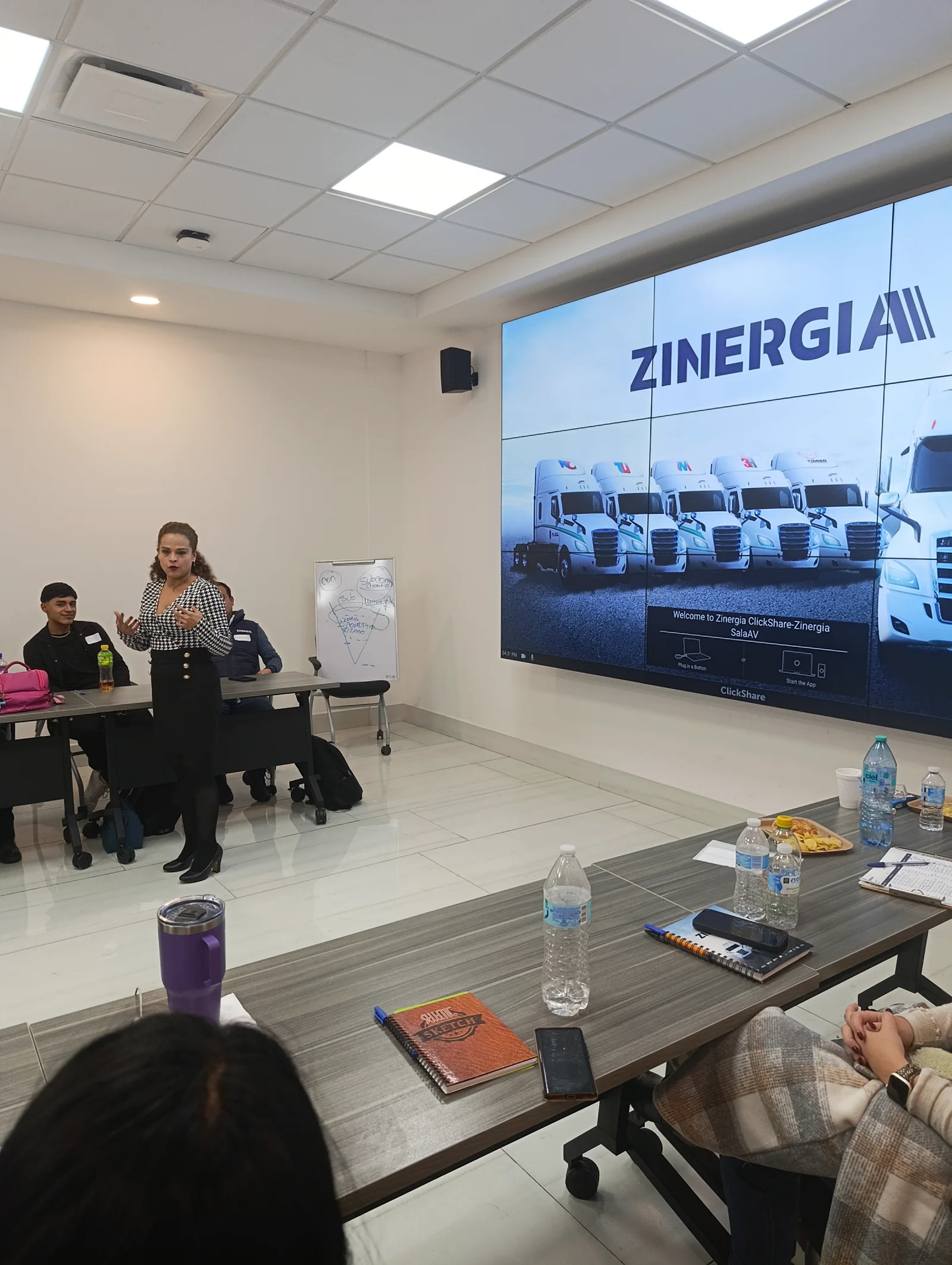 Verónica Campos facilitando una conferencia sobre liderazgo y cambio conductual.